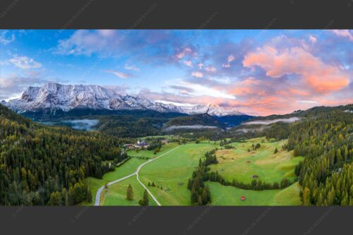 Blick über Elmauertal ins Wettersteingebirge und Zugspitzmassiv - Etwas angezuckert 2:1  -- Elmau mit Wetterstein und Alpspitze - mehr Infos bei www.Kriner-Weiermann.de