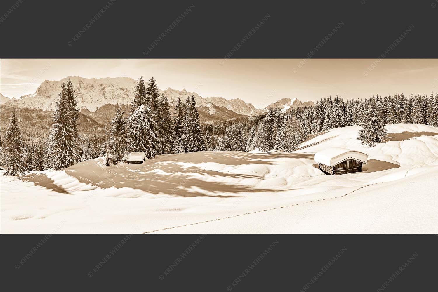 Blick über Winterlandschaft und Wiesmahdstadel zum Wettersteingebirge - Fährte 2,5:1 sepia -- Viel Schnee am Stadel mit Wetterstein - mehr Infos bei www.Kriner-Weiermann.de