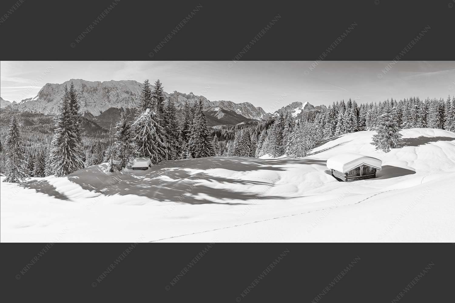 Blick über Winterlandschaft und Wiesmahdstadel zum Wettersteingebirge - Fährte 2,5:1 sw -- Viel Schnee am Stadel mit Wetterstein - mehr Infos bei www.Kriner-Weiermann.de