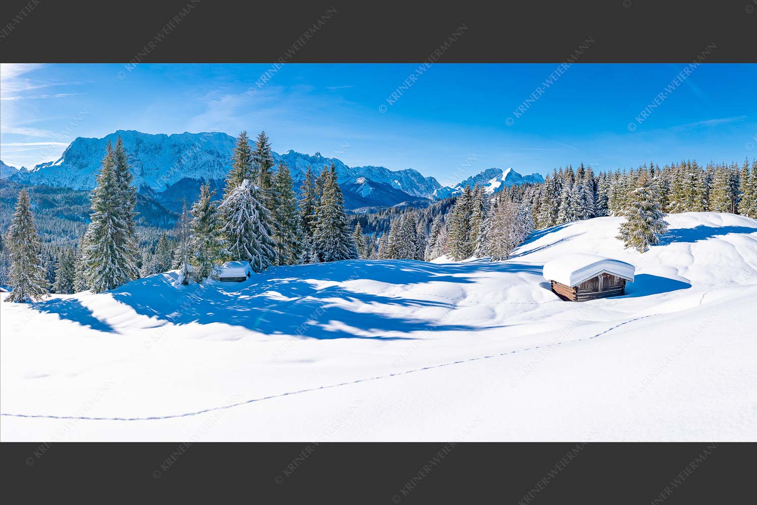 Blick über Winterlandschaft und Wiesmahdstadel zum Wettersteingebirge - Fährte 2:1  -- Viel Schnee am Stadel mit Wetterstein - mehr Infos bei www.Kriner-Weiermann.de