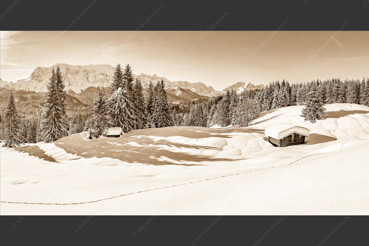 Blick über Winterlandschaft und Wiesmahdstadel zum Wettersteingebirge - Fährte 2:1 sepia -- Viel Schnee am Stadel mit Wetterstein - mehr Infos bei www.Kriner-Weiermann.de