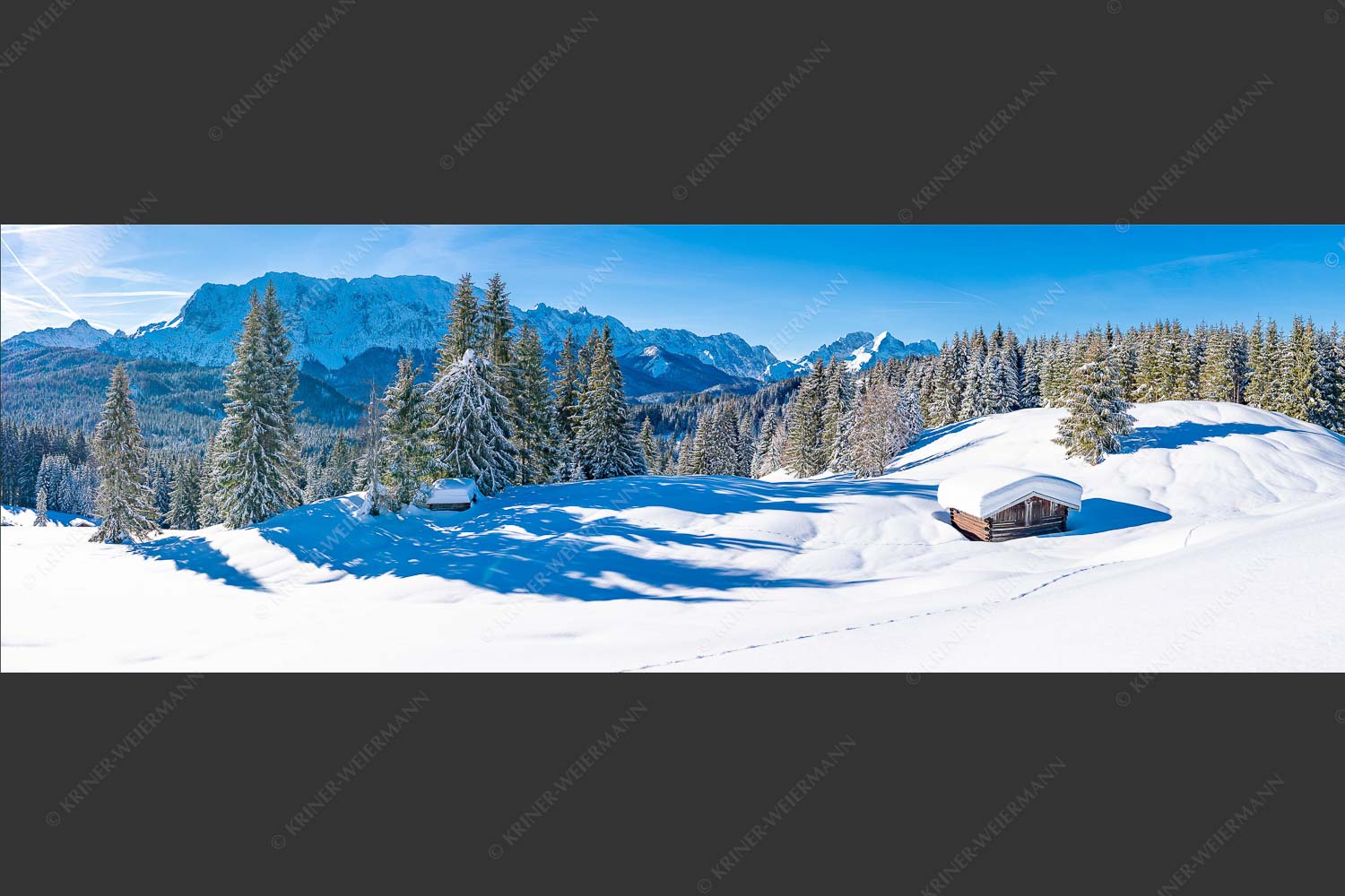 Blick über Winterlandschaft und Wiesmahdstadel zum Wettersteingebirge - Fährte 3:1  -- Viel Schnee am Stadel mit Wetterstein - mehr Infos bei www.Kriner-Weiermann.de