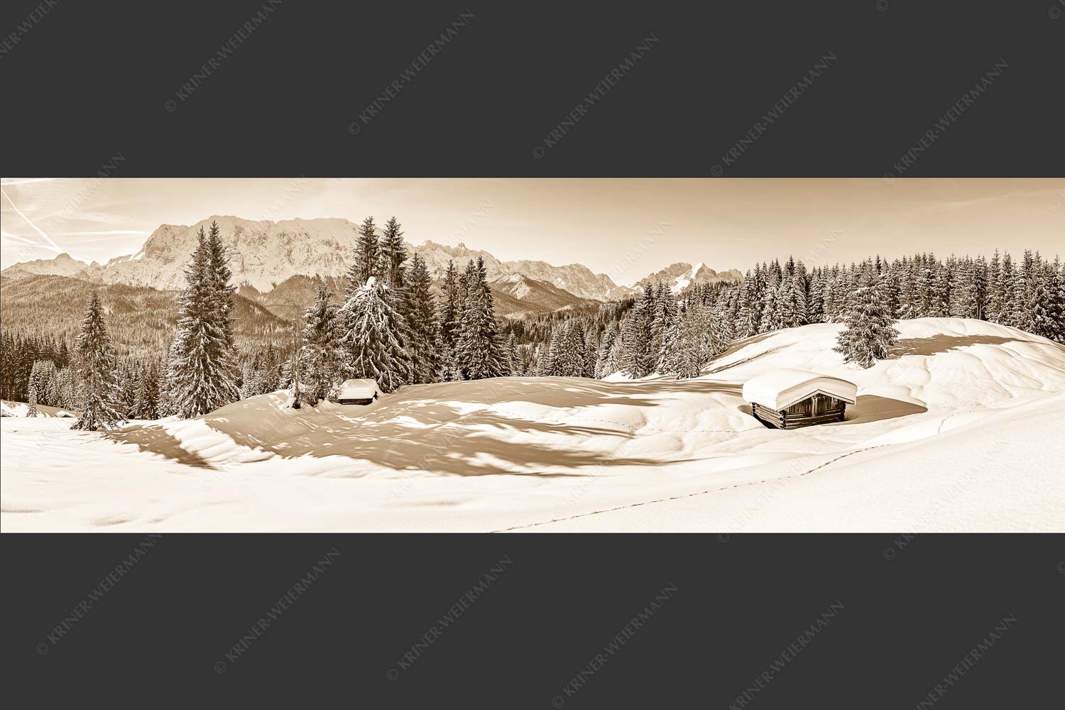 Blick über Winterlandschaft und Wiesmahdstadel zum Wettersteingebirge - Fährte 3:1 sepia -- Viel Schnee am Stadel mit Wetterstein - mehr Infos bei www.Kriner-Weiermann.de