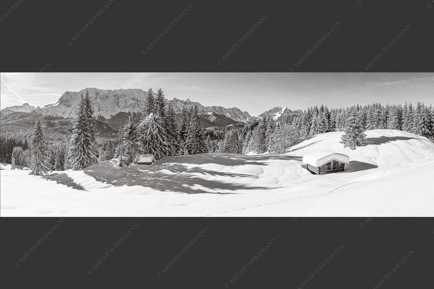 Blick über Winterlandschaft und Wiesmahdstadel zum Wettersteingebirge - Fährte 3:1 sw -- Viel Schnee am Stadel mit Wetterstein - mehr Infos bei www.Kriner-Weiermann.de
