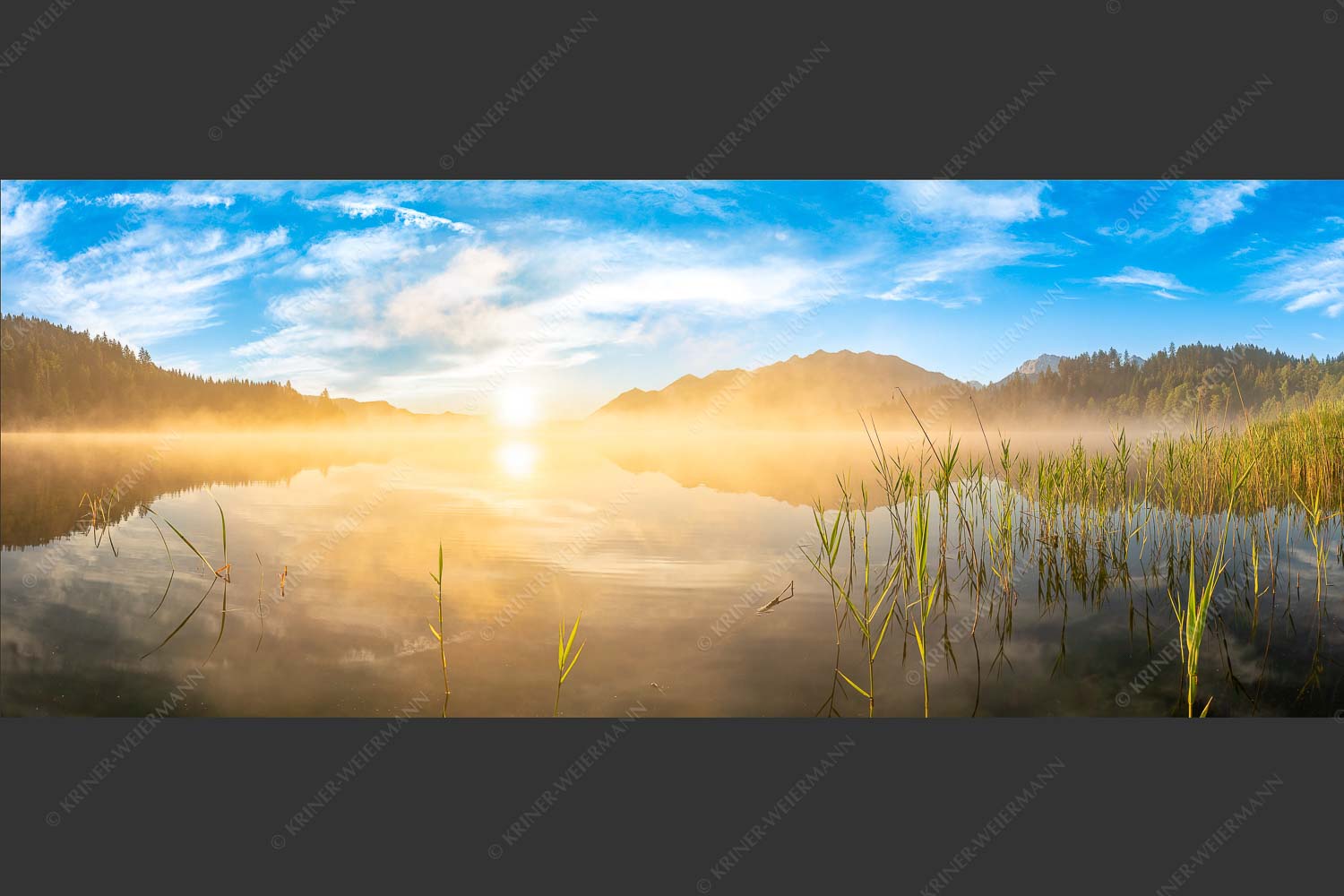 Aufgehende Sonne über dem Barmsee mit Soierngebirge - Feinster Morgen 2,5:1 -- Sonnenaufgang am Barmsee - mehr Infos bei www.Kriner-Weiermann.de