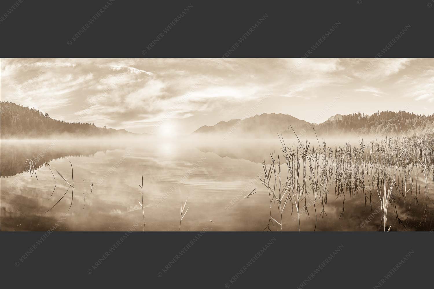 Aufgehende Sonne über dem Barmsee mit Soierngebirge - Feinster Morgen 2,5:1 sepia -- Sonnenaufgang am Barmsee - mehr Infos bei www.Kriner-Weiermann.de