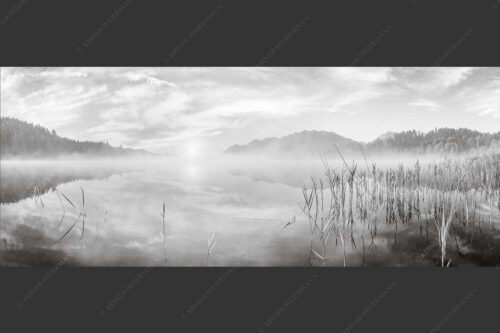Aufgehende Sonne über dem Barmsee mit Soierngebirge - Feinster Morgen 2,5:1 sw -- Sonnenaufgang am Barmsee - mehr Infos bei www.Kriner-Weiermann.de