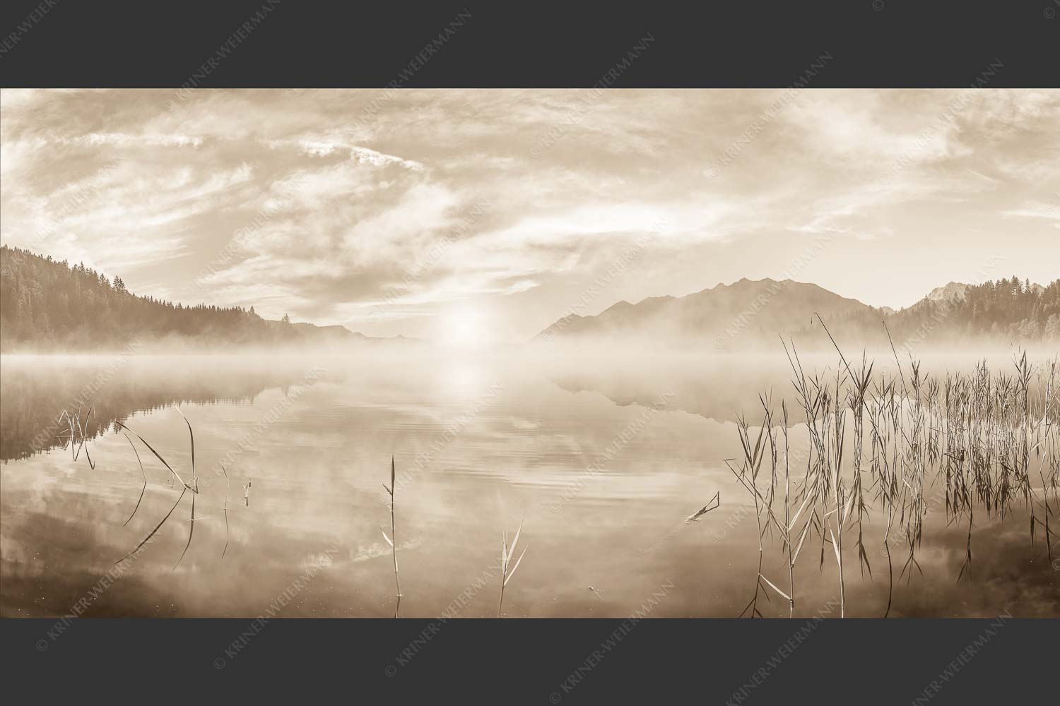Aufgehende Sonne über dem Barmsee mit Soierngebirge - Feinster Morgen 2:1 sepia -- Sonnenaufgang am Barmsee - mehr Infos bei www.Kriner-Weiermann.de