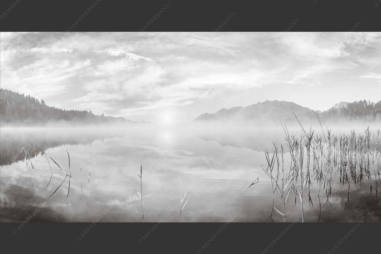Aufgehende Sonne über dem Barmsee mit Soierngebirge - Feinster Morgen 2:1 sw -- Sonnenaufgang am Barmsee - mehr Infos bei www.Kriner-Weiermann.de