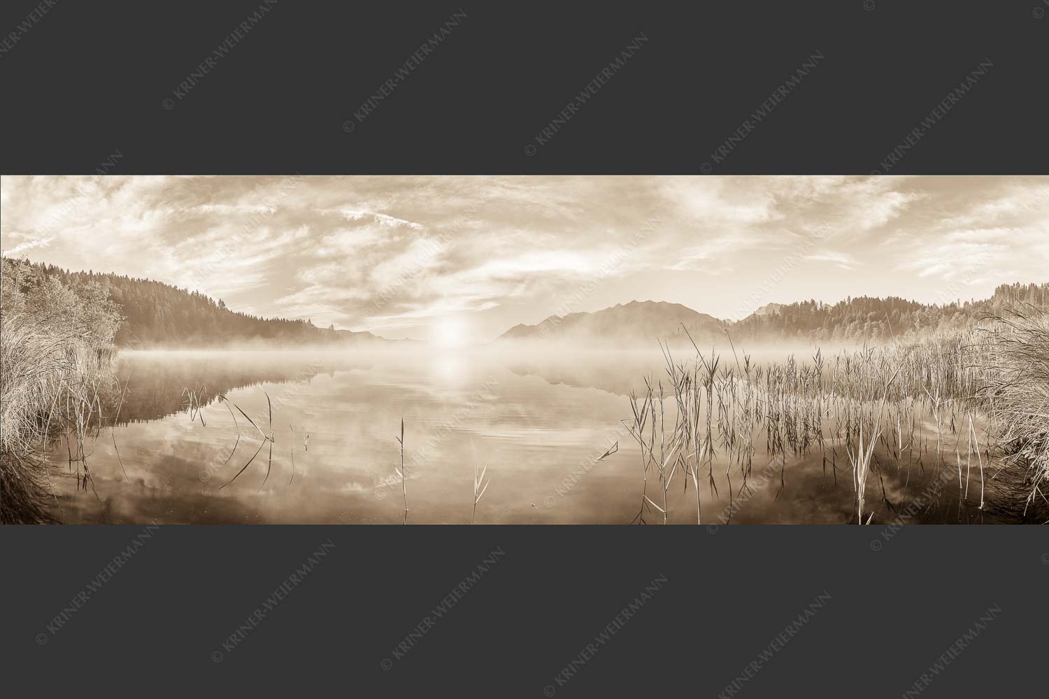Aufgehende Sonne über dem Barmsee mit Soierngebirge - Feinster Morgen 3:1 sepia -- Sonnenaufgang am Barmsee - mehr Infos bei www.Kriner-Weiermann.de