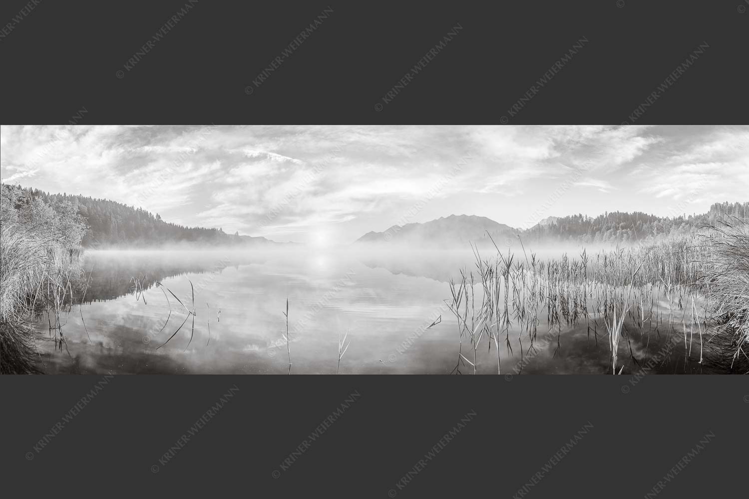 Aufgehende Sonne über dem Barmsee mit Soierngebirge - Feinster Morgen 3:1 sw -- Sonnenaufgang am Barmsee - mehr Infos bei www.Kriner-Weiermann.de