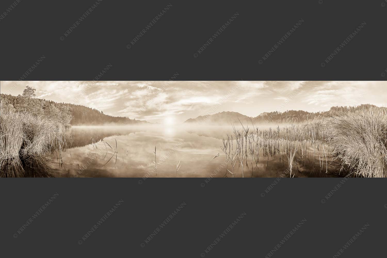 Aufgehende Sonne über dem Barmsee mit Soierngebirge - Feinster Morgen 4:1 sepia -- Sonnenaufgang am Barmsee - mehr Infos bei www.Kriner-Weiermann.de