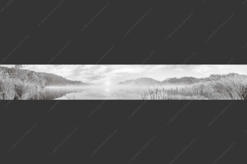 Aufgehende Sonne über dem Barmsee mit Soierngebirge - Feinster Morgen 7:1 sw -- Sonnenaufgang am Barmsee - mehr Infos bei www.Kriner-Weiermann.de