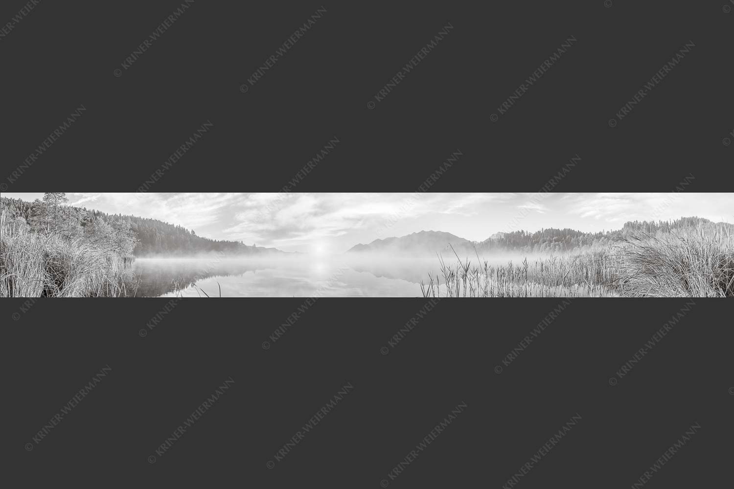 Aufgehende Sonne über dem Barmsee mit Soierngebirge - Feinster Morgen 7:1 sw -- Sonnenaufgang am Barmsee - mehr Infos bei www.Kriner-Weiermann.de