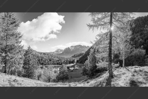 Blick über Ferchensee aufs Karwendel - Ferchenseeherbst 2:1 sw -- Ferchensee mit Karwendel - mehr Infos bei www.Kriner-Weiermann.de