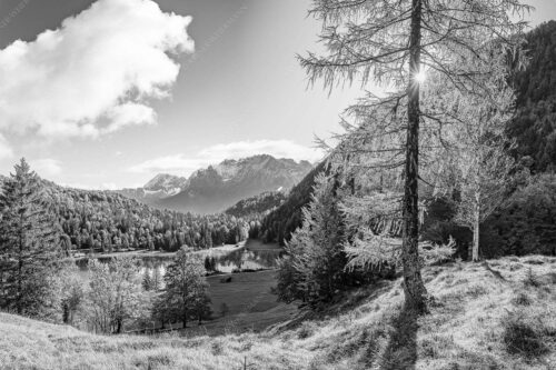 Blick über Ferchensee aufs Karwendel - Ferchenseeherbst 3:2 sw -- Ferchensee mit Karwendel - mehr Infos bei www.Kriner-Weiermann.de