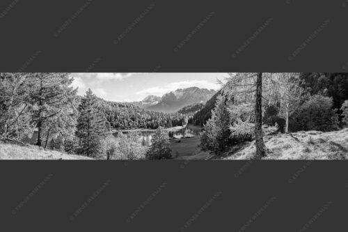 Blick über Ferchensee aufs Karwendel - Ferchenseeherbst 4:1 sw -- Ferchensee mit Karwendel - mehr Infos bei www.Kriner-Weiermann.de
