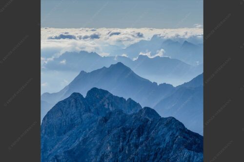 Blick von der Zugspitze über Jubiläumsgrat nach Osten in das Karwendelgebirge - Fernweh 1:1  -- Zugspitzpanorama - mehr Infos bei www.Kriner-Weiermann.de