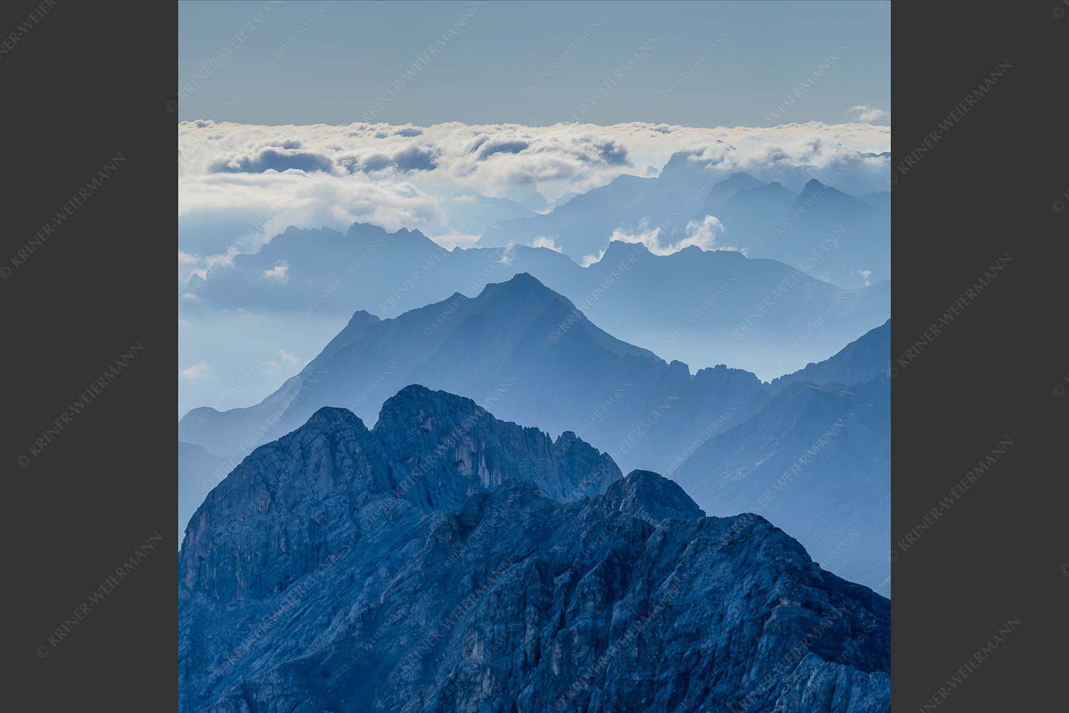 Blick von der Zugspitze über Jubiläumsgrat nach Osten in das Karwendelgebirge - Fernweh 1:1 -- Zugspitzpanorama - mehr Infos bei www.Kriner-Weiermann.de