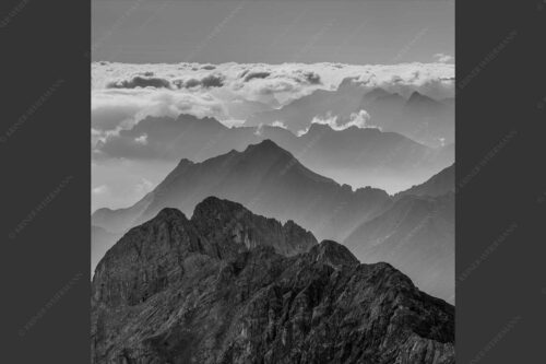 Blick von der Zugspitze über Jubiläumsgrat nach Osten in das Karwendelgebirge - Fernweh 1:1 sw -- Zugspitzpanorama - mehr Infos bei www.Kriner-Weiermann.de