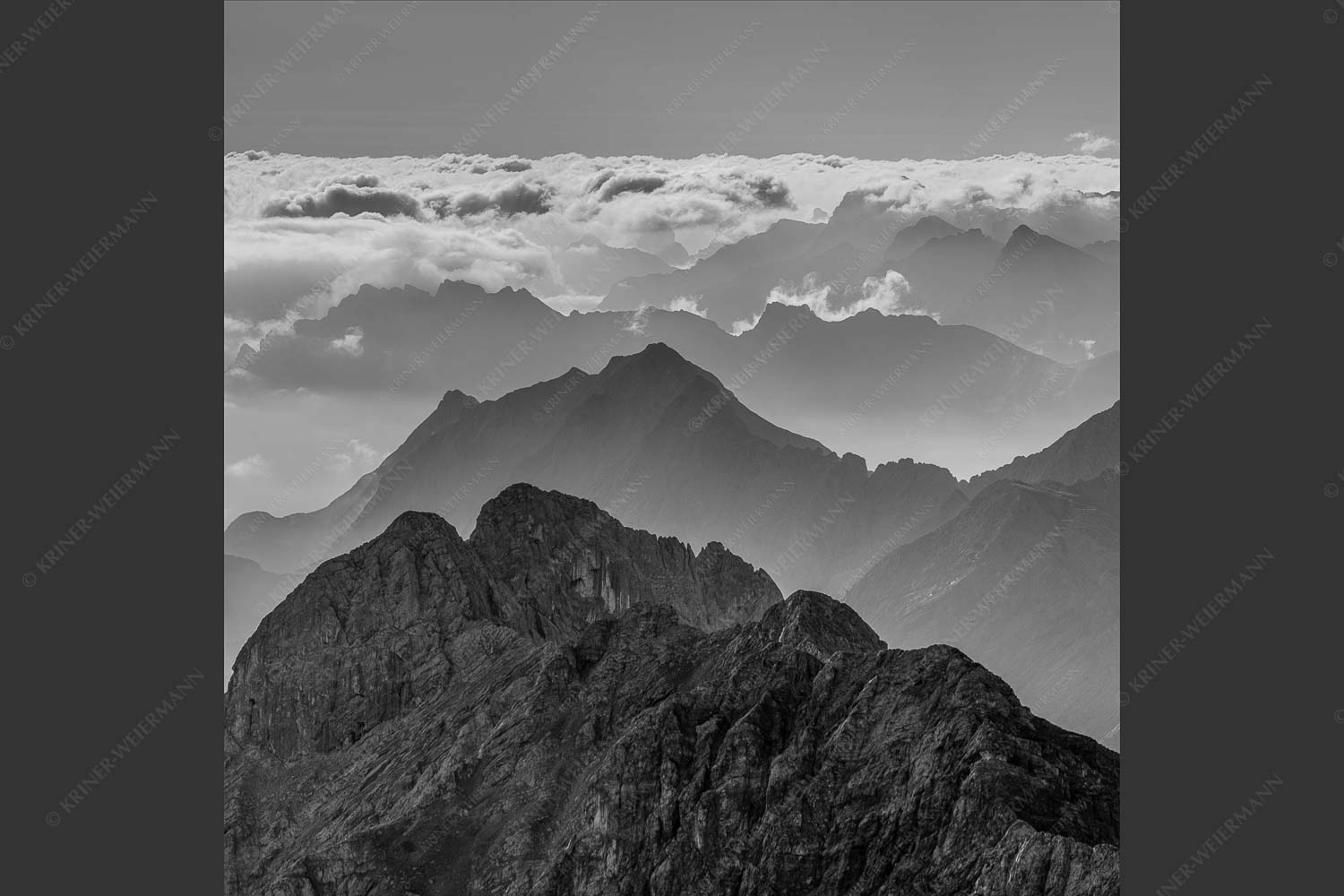 Blick von der Zugspitze über Jubiläumsgrat nach Osten in das Karwendelgebirge - Fernweh 1:1 sw -- Zugspitzpanorama - mehr Infos bei www.Kriner-Weiermann.de