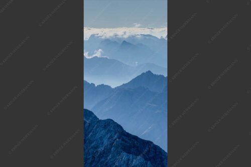 Blick von der Zugspitze über Jubiläumsgrat nach Osten in das Karwendelgebirge - Fernweh 1:2  -- Zugspitzpanorama - mehr Infos bei www.Kriner-Weiermann.de