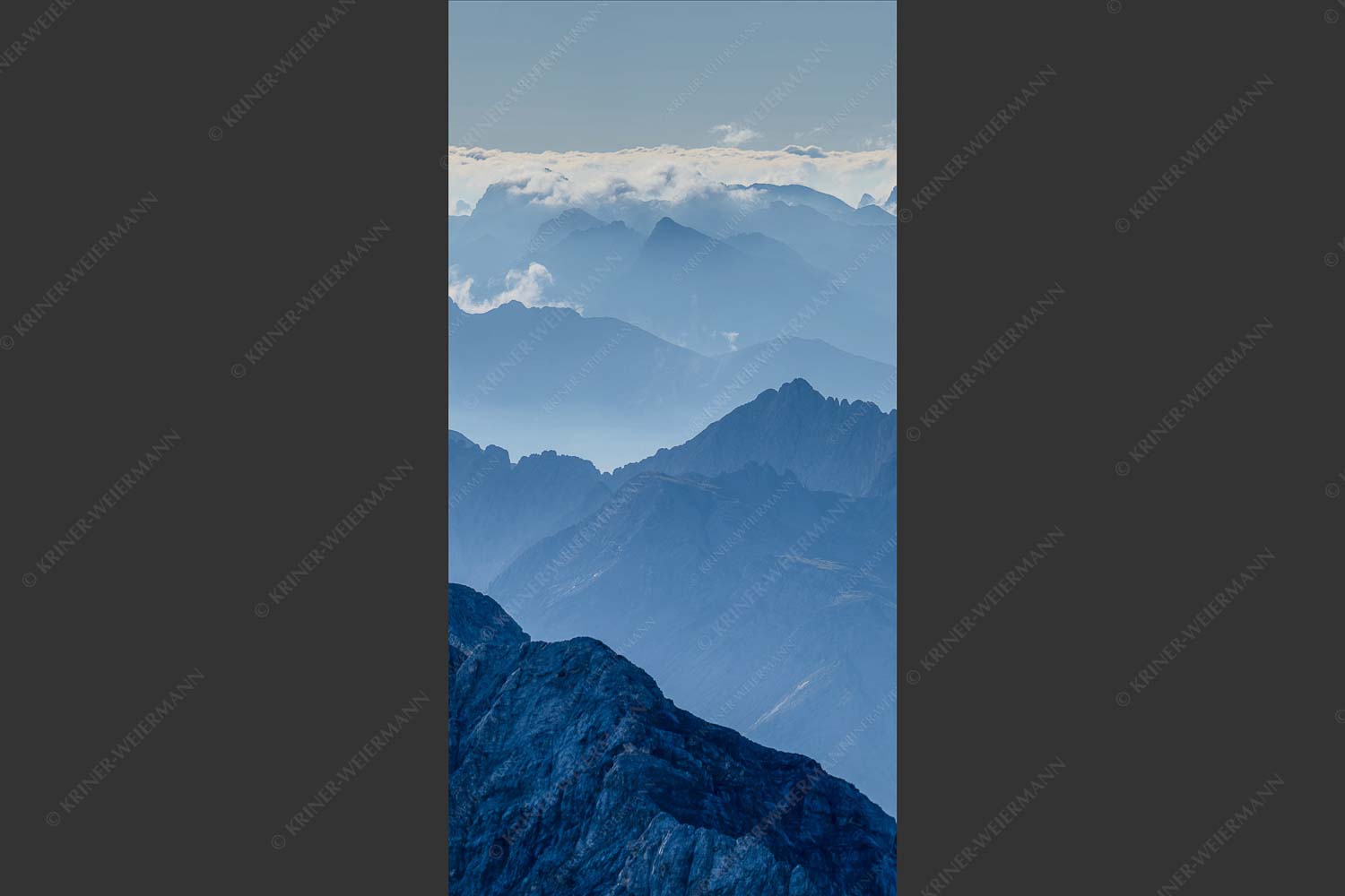 Blick von der Zugspitze über Jubiläumsgrat nach Osten in das Karwendelgebirge - Fernweh 1:2 -- Zugspitzpanorama - mehr Infos bei www.Kriner-Weiermann.de