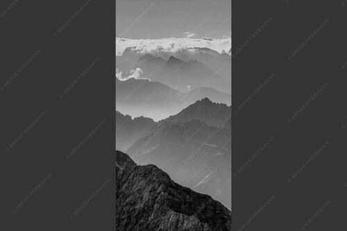 Blick von der Zugspitze über Jubiläumsgrat nach Osten in das Karwendelgebirge - Fernweh 1:2 sw -- Zugspitzpanorama - mehr Infos bei www.Kriner-Weiermann.de