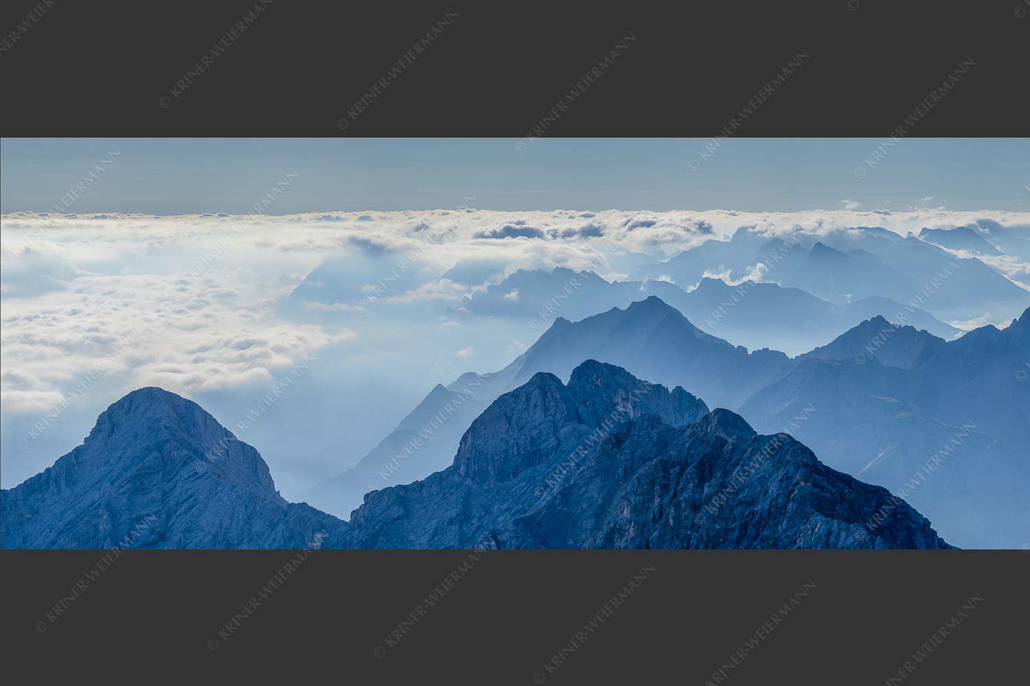 Blick von der Zugspitze über Jubiläumsgrat nach Osten in das Karwendelgebirge - Fernweh 2,5:1 -- Zugspitzpanorama - mehr Infos bei www.Kriner-Weiermann.de