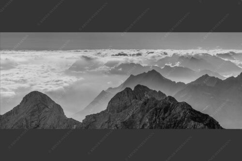 Blick von der Zugspitze über Jubiläumsgrat nach Osten in das Karwendelgebirge - Fernweh 2,5:1 sw -- Zugspitzpanorama - mehr Infos bei www.Kriner-Weiermann.de