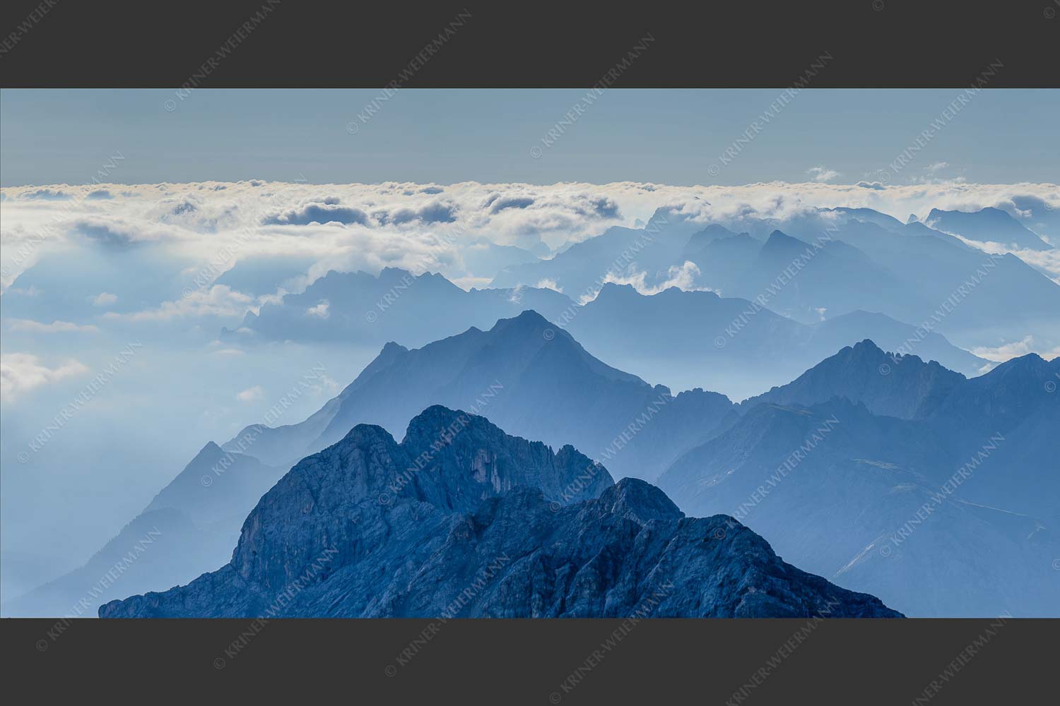 Blick von der Zugspitze über Jubiläumsgrat nach Osten in das Karwendelgebirge - Fernweh 2:1 -- Zugspitzpanorama - mehr Infos bei www.Kriner-Weiermann.de