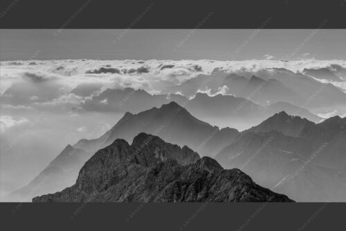Blick von der Zugspitze über Jubiläumsgrat nach Osten in das Karwendelgebirge - Fernweh 2:1 sw -- Zugspitzpanorama - mehr Infos bei www.Kriner-Weiermann.de
