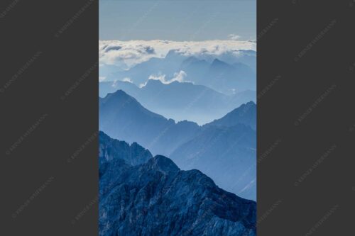 Blick von der Zugspitze über Jubiläumsgrat nach Osten in das Karwendelgebirge - Fernweh 2:3  -- Zugspitzpanorama - mehr Infos bei www.Kriner-Weiermann.de