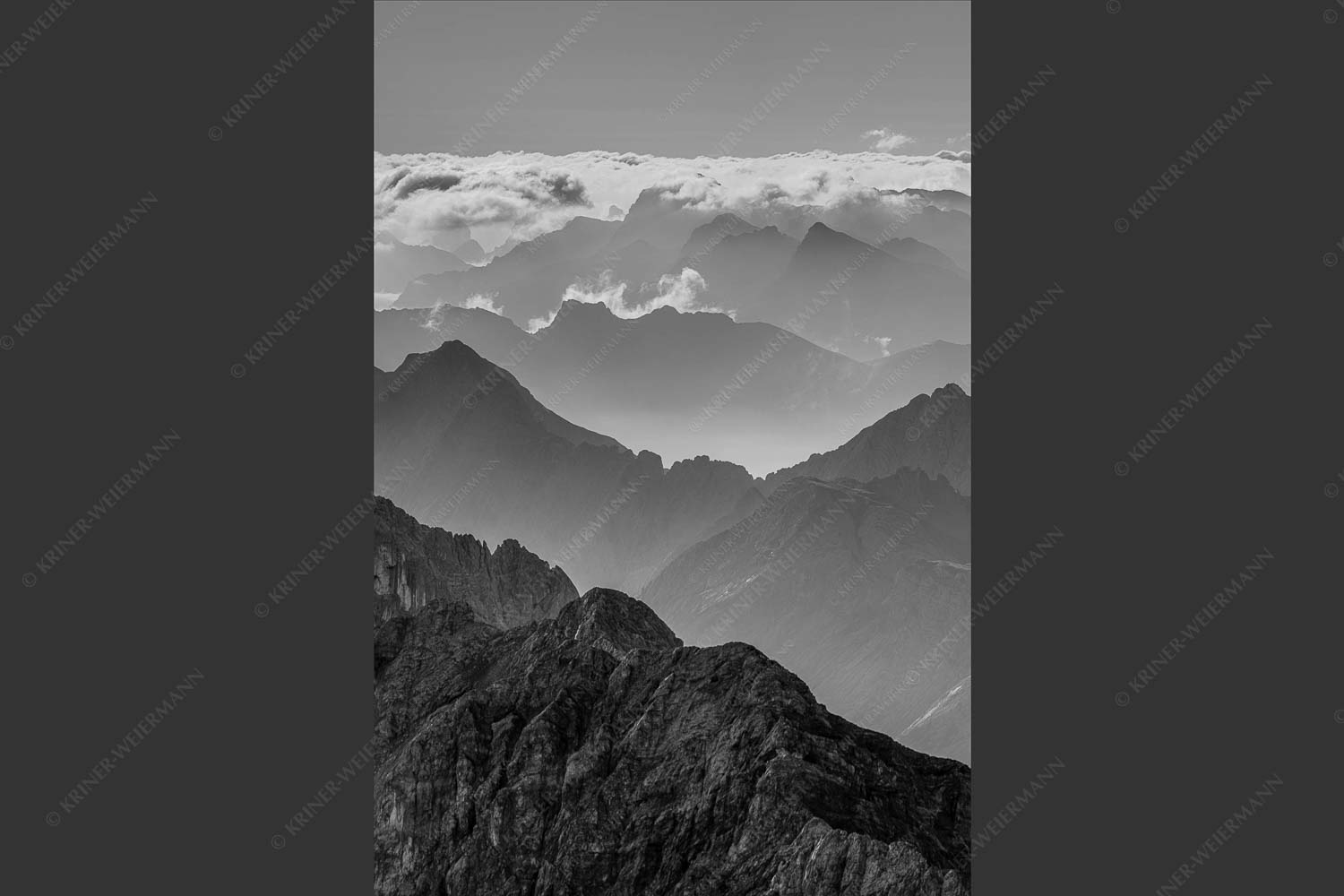 Blick von der Zugspitze über Jubiläumsgrat nach Osten in das Karwendelgebirge - Fernweh 2:3 sw -- Zugspitzpanorama - mehr Infos bei www.Kriner-Weiermann.de