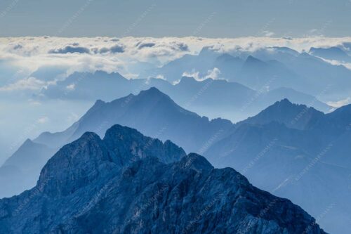 Blick von der Zugspitze über Jubiläumsgrat nach Osten in das Karwendelgebirge - Fernweh 3:2  -- Zugspitzpanorama - mehr Infos bei www.Kriner-Weiermann.de