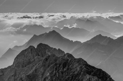 Blick von der Zugspitze über Jubiläumsgrat nach Osten in das Karwendelgebirge - Fernweh 3:2 sw -- Zugspitzpanorama - mehr Infos bei www.Kriner-Weiermann.de