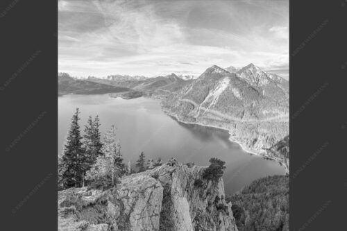 Blick über Walchensee zum Herzogstand - Fiordlands 1:1 sw -- Walchensee Fahrenberg und Herzogstand - mehr Infos bei www.Kriner-Weiermann.de