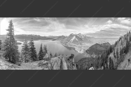 Blick über Walchensee zum Herzogstand - Fiordlands 2,5:1 sw -- Walchensee Fahrenberg und Herzogstand - mehr Infos bei www.Kriner-Weiermann.de
