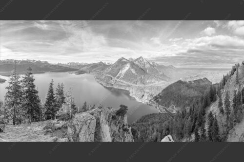 Blick über Walchensee zum Herzogstand - Fiordlands 2:1 sw -- Walchensee Fahrenberg und Herzogstand - mehr Infos bei www.Kriner-Weiermann.de