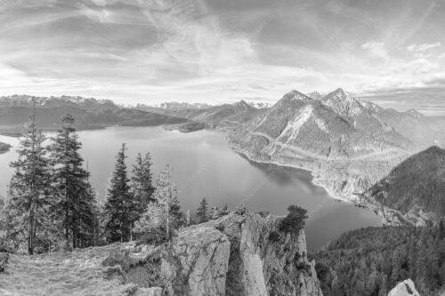 Blick über Walchensee zum Herzogstand - Fiordlands 3:2 sw -- Walchensee Fahrenberg und Herzogstand - mehr Infos bei www.Kriner-Weiermann.de