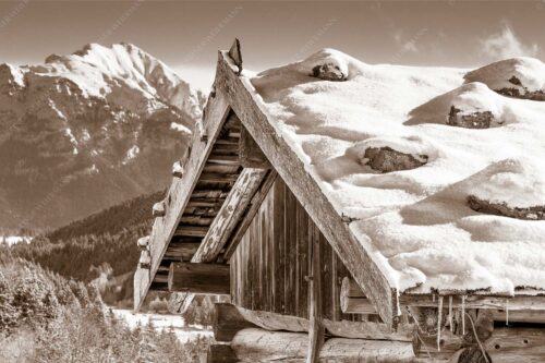 Ein traditioneller Heustadl mit Schindeldach bei der Pfeifferalm - First 3:2 sepia -- Stadel mit Soierngebirge - mehr Infos bei www.Kriner-Weiermann.de