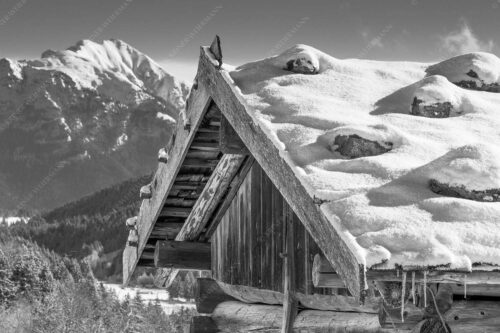 Ein traditioneller Heustadl mit Schindeldach bei der Pfeifferalm - First 3:2 sw -- Stadel mit Soierngebirge - mehr Infos bei www.Kriner-Weiermann.de