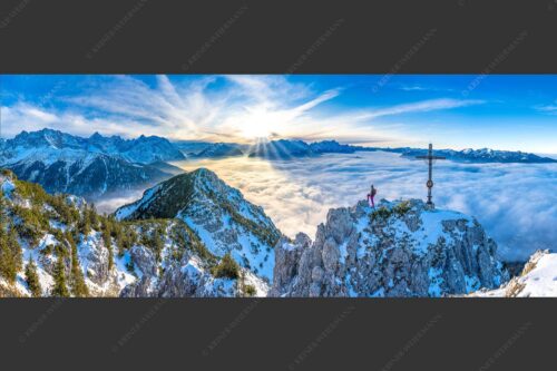 Blick vom Signalkopf über Wolkenmeer zum Sonnenuntergang im Wetterstein - Fortuna 2,5:1  -- Bergsteiger am Signalkopf im Soierngebirge - mehr Infos bei www.Kriner-Weiermann.de