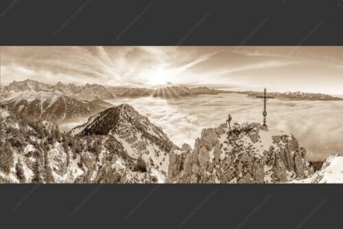 Blick vom Signalkopf über Wolkenmeer zum Sonnenuntergang im Wetterstein - Fortuna 2,5:1 sepia -- Bergsteiger am Signalkopf im Soierngebirge - mehr Infos bei www.Kriner-Weiermann.de