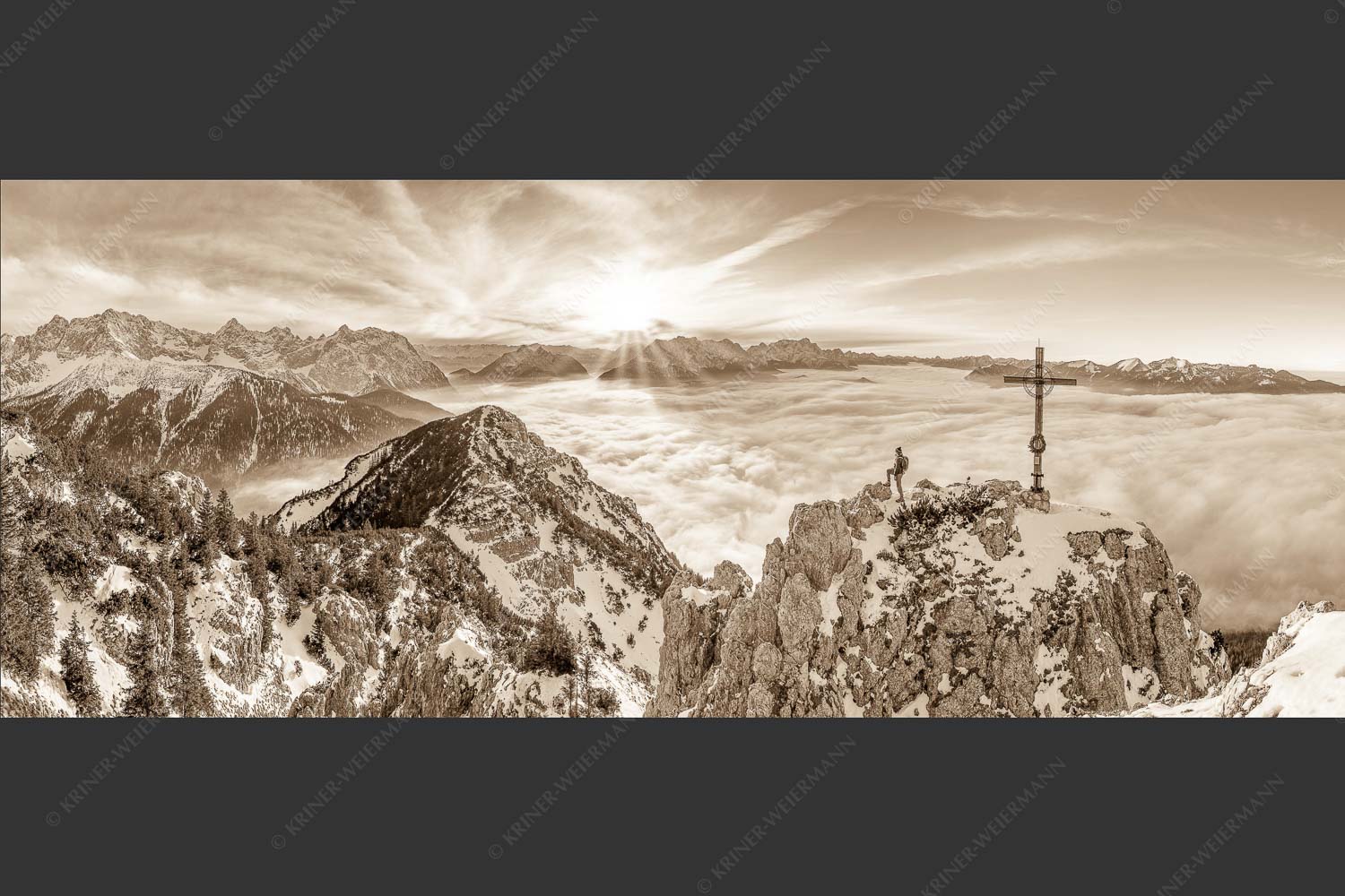 Blick vom Signalkopf über Wolkenmeer zum Sonnenuntergang im Wetterstein - Fortuna 2,5:1 sepia -- Bergsteiger am Signalkopf im Soierngebirge - mehr Infos bei www.Kriner-Weiermann.de