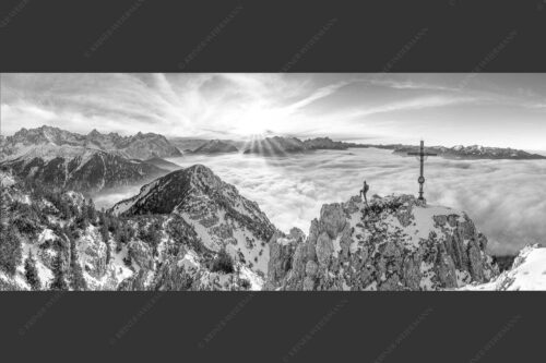 Blick vom Signalkopf über Wolkenmeer zum Sonnenuntergang im Wetterstein - Fortuna 2,5:1 sw -- Bergsteiger am Signalkopf im Soierngebirge - mehr Infos bei www.Kriner-Weiermann.de