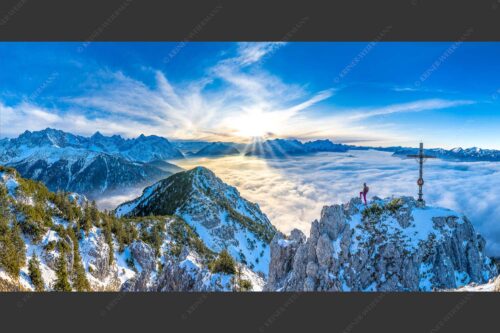 Blick vom Signalkopf über Wolkenmeer zum Sonnenuntergang im Wetterstein - Fortuna 2:1  -- Bergsteiger am Signalkopf im Soierngebirge - mehr Infos bei www.Kriner-Weiermann.de