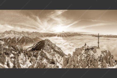 Blick vom Signalkopf über Wolkenmeer zum Sonnenuntergang im Wetterstein - Fortuna 2:1 sepia -- Bergsteiger am Signalkopf im Soierngebirge - mehr Infos bei www.Kriner-Weiermann.de