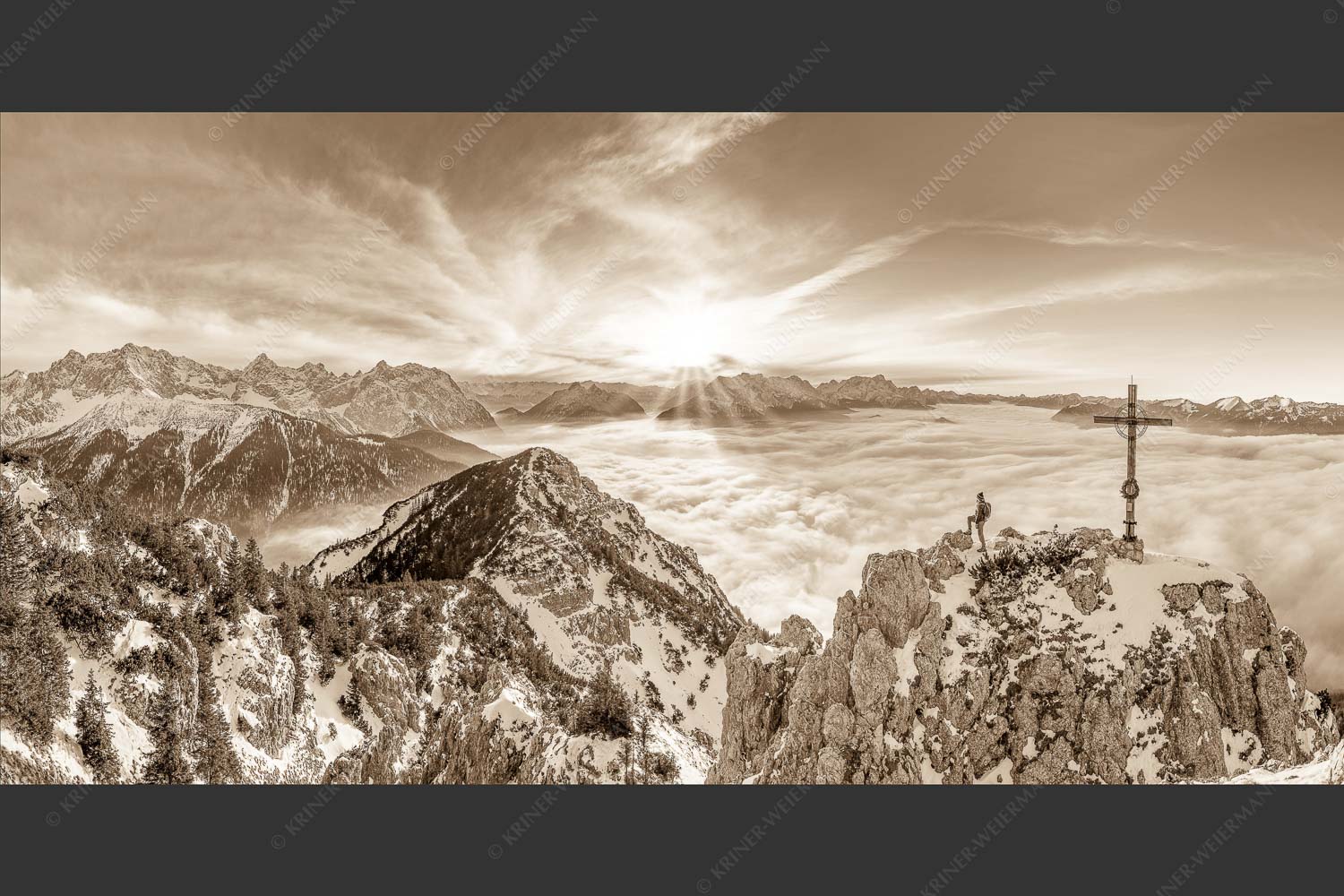 Blick vom Signalkopf über Wolkenmeer zum Sonnenuntergang im Wetterstein - Fortuna 2:1 sepia -- Bergsteiger am Signalkopf im Soierngebirge - mehr Infos bei www.Kriner-Weiermann.de