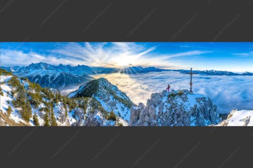 Blick vom Signalkopf über Wolkenmeer zum Sonnenuntergang im Wetterstein - Fortuna 3:1  -- Bergsteiger am Signalkopf im Soierngebirge - mehr Infos bei www.Kriner-Weiermann.de